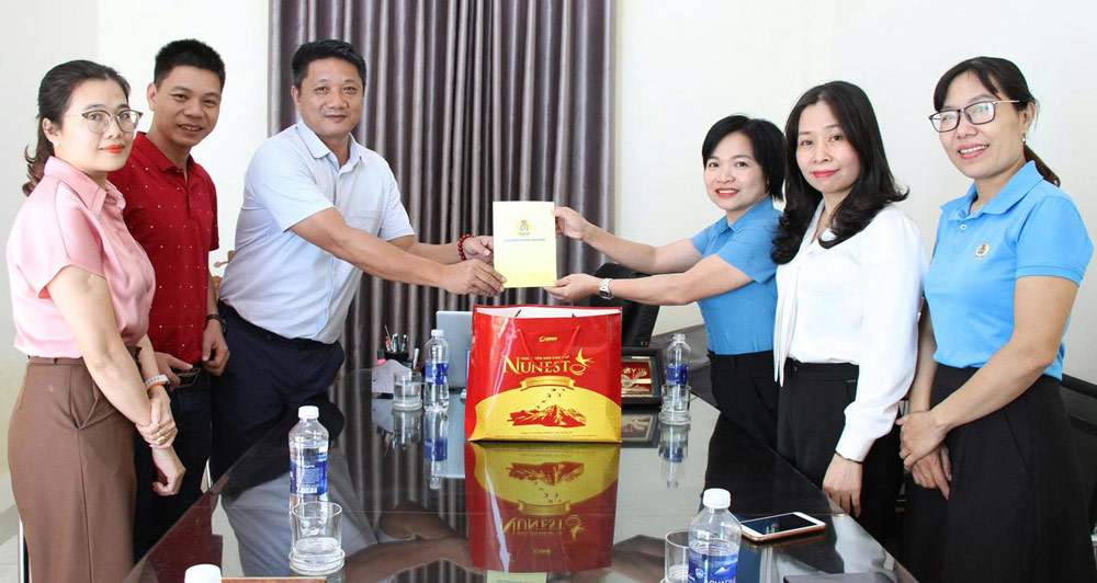 El Sindicato del barrio de Hoa Xuan Da Nang visita y anima a las empresas afectadas por las inundaciones. Foto: Sindicato de Hoa Xuan.