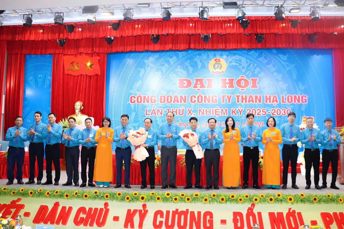 Representantes de los lideres sindicales de TKV y lideres de la empresa entregan flores para felicitar al Comite Ejecutivo del sindicato por el nuevo mandato. Foto: Cong ty Than Ha Long