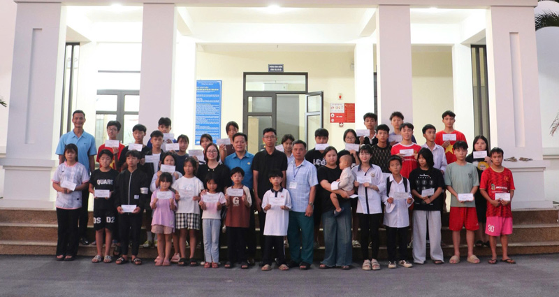 Cong doan trao tang 100 ve vui choi giai tri mien phi cho tre em dang duoc nuoi duong tai Trung tam Bao tro xa hoi tinh Lao Cai.