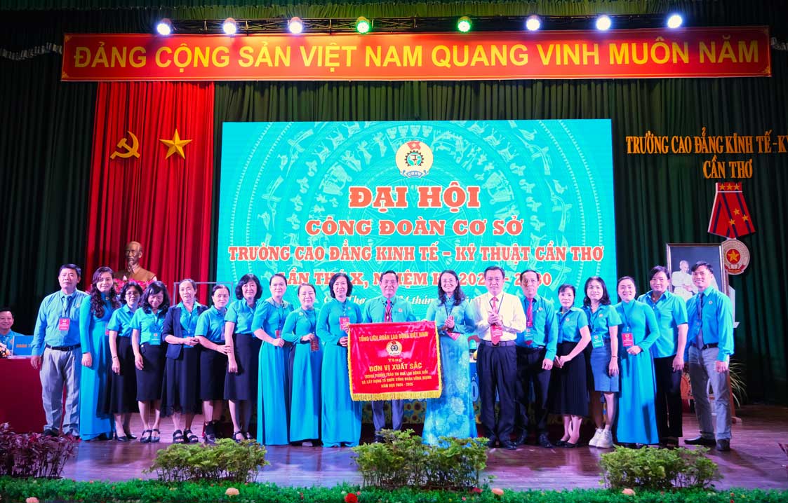 Viec to chuc cac phong trao thi dua yeu nuoc duoc CDCS Truong Cao dang Kinh te - Ky thuat Can Tho xac dinh la mot trong nhung nhiem vu, giai phap trong nhiem ky moi. Anh: My Ly