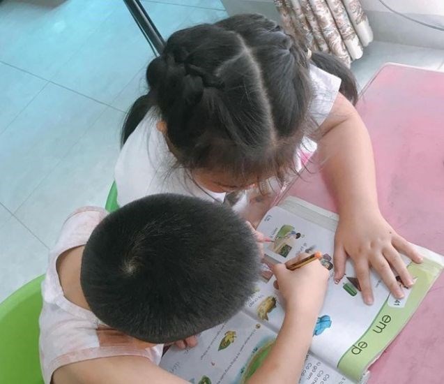 초등학생 이전 단계에서 자녀에게 압력을 가하지 않도록 새로운 발달 속도를 이해하십시오. 사진: Khanh An