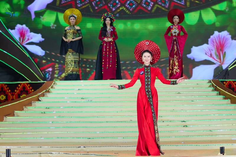 Thi sinh trong phan thi ao dai. Anh: Nhat Minh