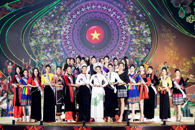 Top 30 thi sinh tranh tai trong dem chung ket Hoa hau Du lich Dan toc Viet Nam 2025. Anh: Nhat Minh