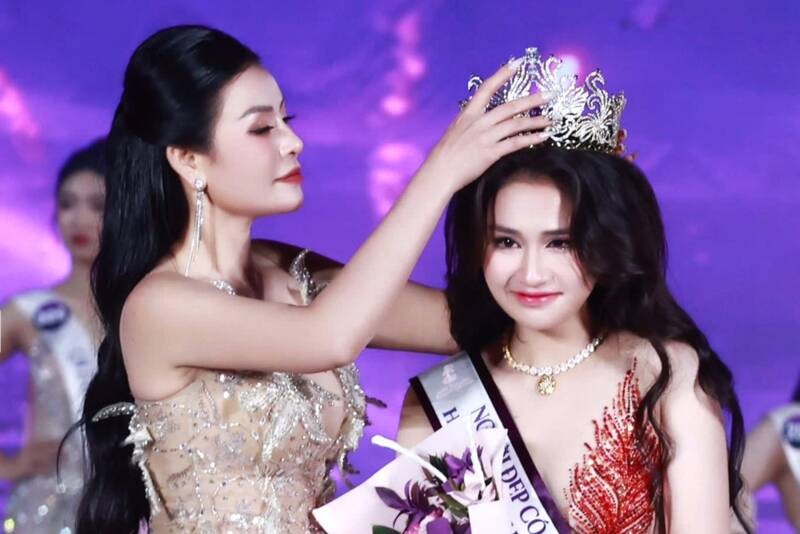 The organizing committee presented the crown to the new Miss Tran Minh Phuong. Photo: Nhat Minh