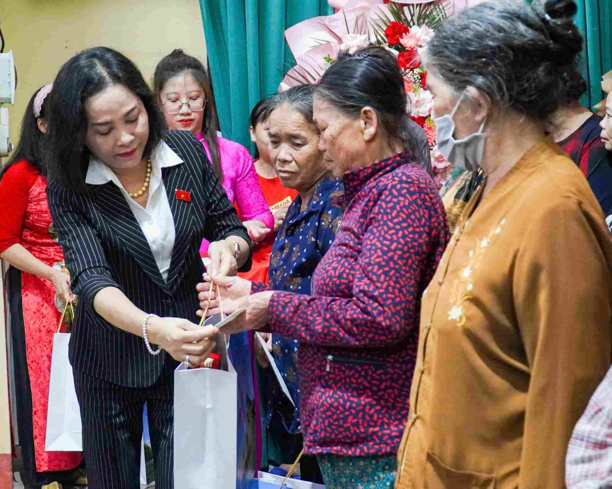La miembro del Comite Central del Partido y Vicepresidenta de la Asamblea Nacional Nguyen Thi Thanh asistio a la celebracion del Dia de la Gran Unidad Nacional y entrego regalos a los hogares de la zona residencial 4 barrio de Hoa Lu provincia de Ninh Binh. Foto: Nguyen Truong