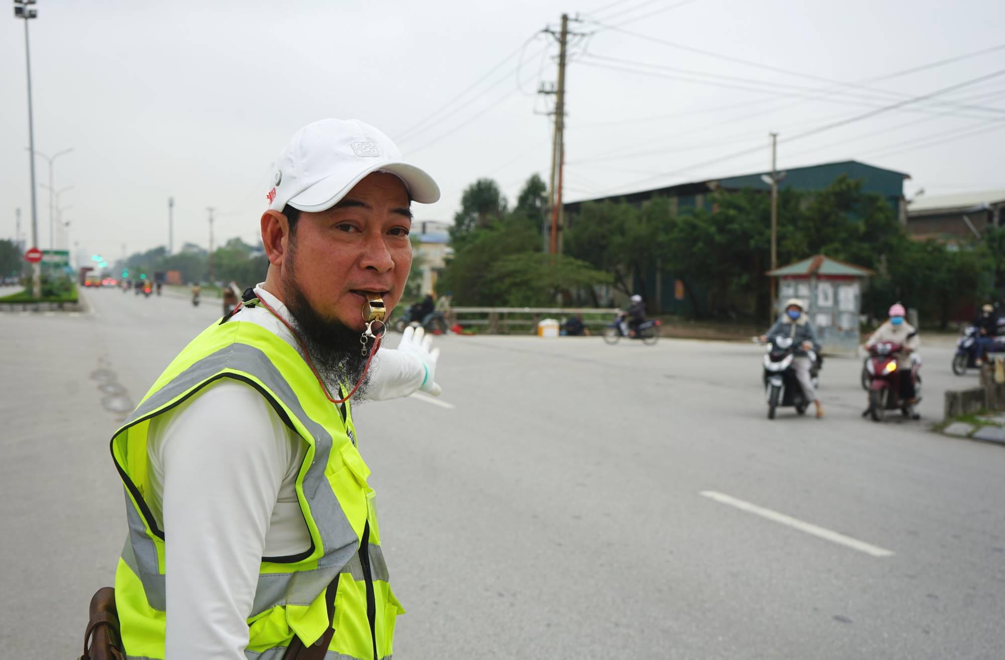 Durante mas de 3 años el Sr. Nguyen Huu Hai (47 años originario del barrio de Nam Sam Son provincia de Thanh Hoa) ha estado trabajando duro en la division del trafico ayudando a garantizar la seguridad de decenas de miles de trabajadores en el Parque Industrial Le Mon. Foto: Quach Du