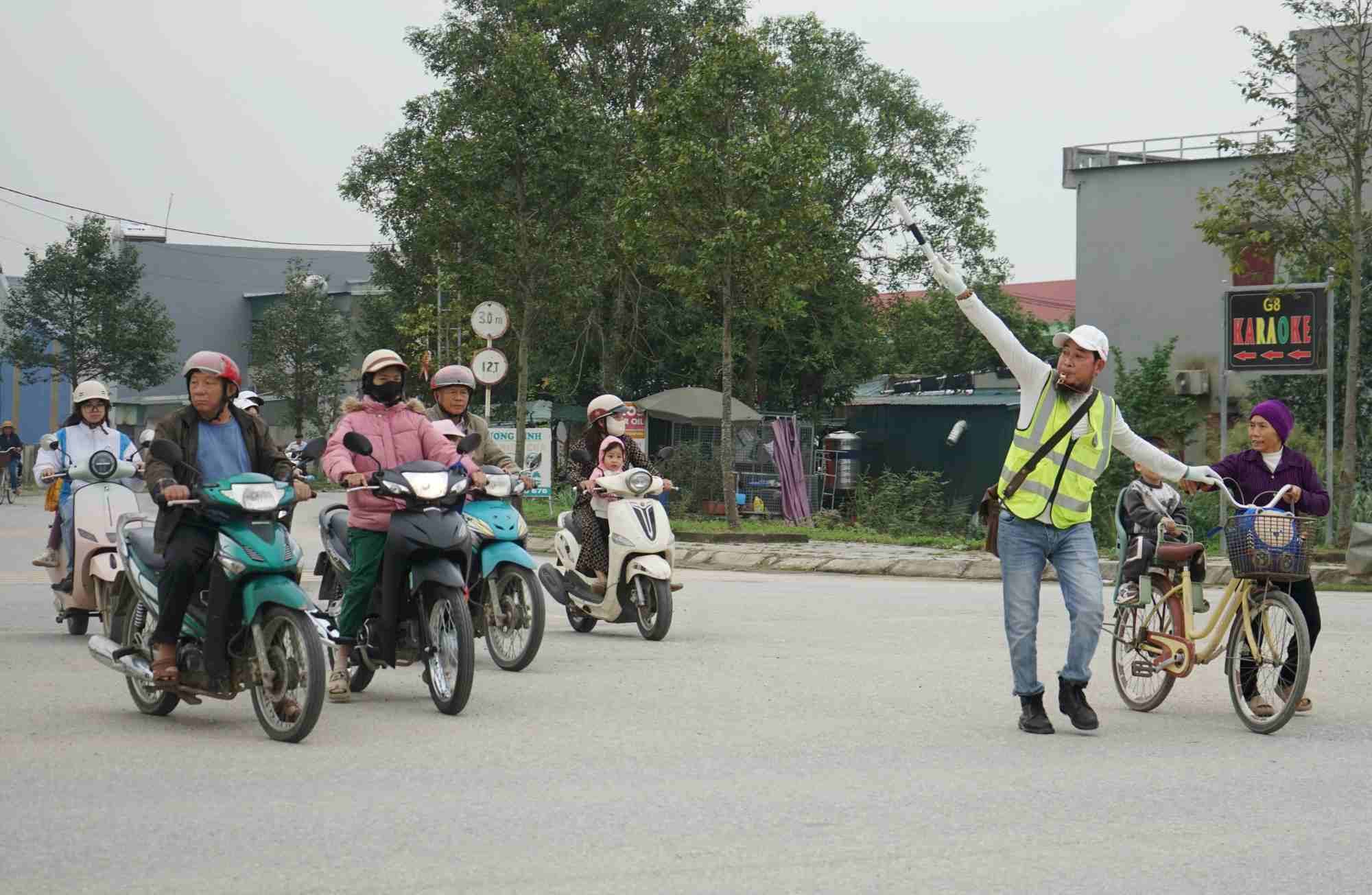 Ong Hai co mat tai khu vuc nga tu (tuyen duong phuong Quang Phu giao cat voi Dai lo Nam Song Ma) de giup hang tram hoc sinh qua duong moi khi tan hoc. Anh: Quach Du