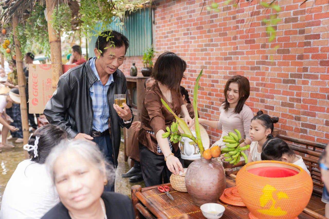 Khong khi ron rang tai Phien cho que Than Linh. Anh: NGOC ANH