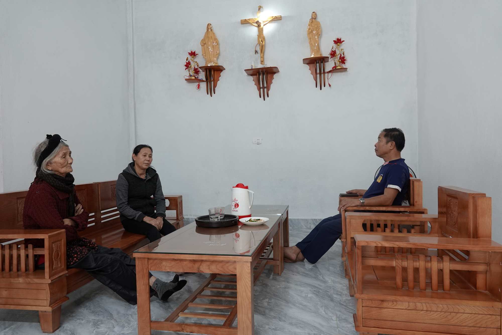 Ong Tran Huu Tam – Bi thu Chi bo, Truong Ban Cong tac Mat tran To dan pho Huong My den chia se niem vui voi gia dinh ba My sau khi duoc ho tro xay nha moi. Anh: Tran Tuan