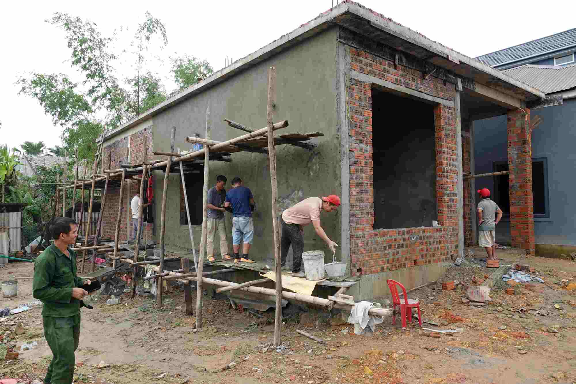 Doi tho dang tap trung hoan thien ngoi nha cho gia dinh ong Tuong. Anh: Tran Tuan