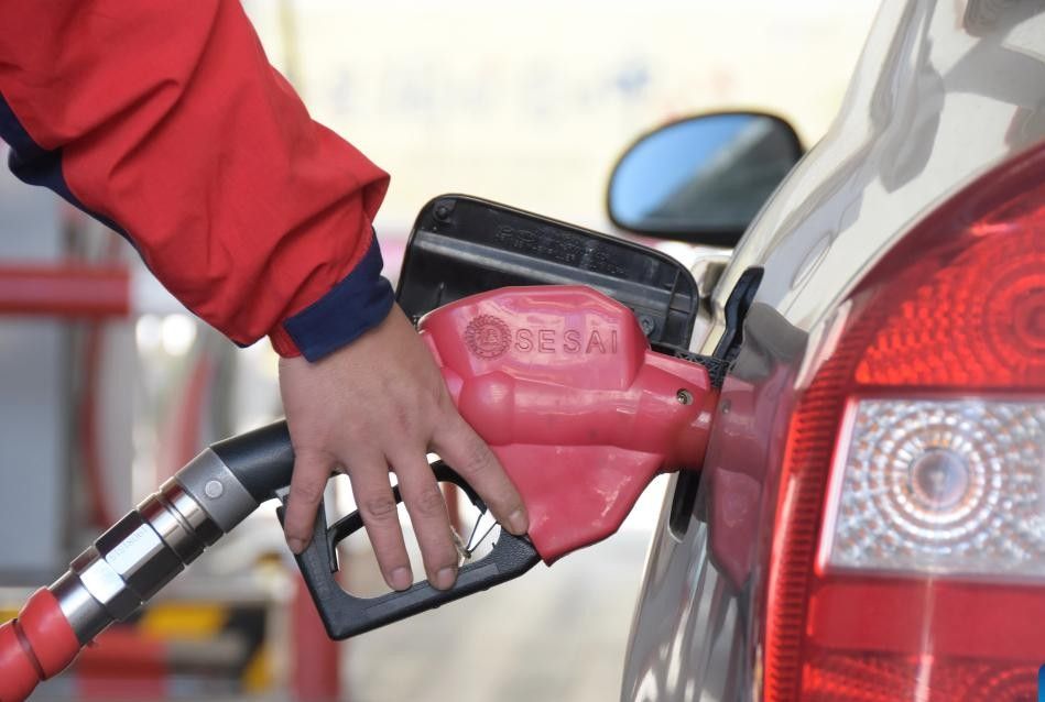 Gia xang o nhieu nuoc neo o muc cao mac du gia dau giam. Anh: Xinhua