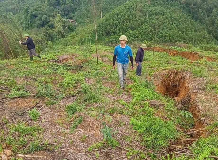 クイェットタン村の丘に亀裂があり、地元は２世帯を避難させた。写真：ドゥク・トゥアン.