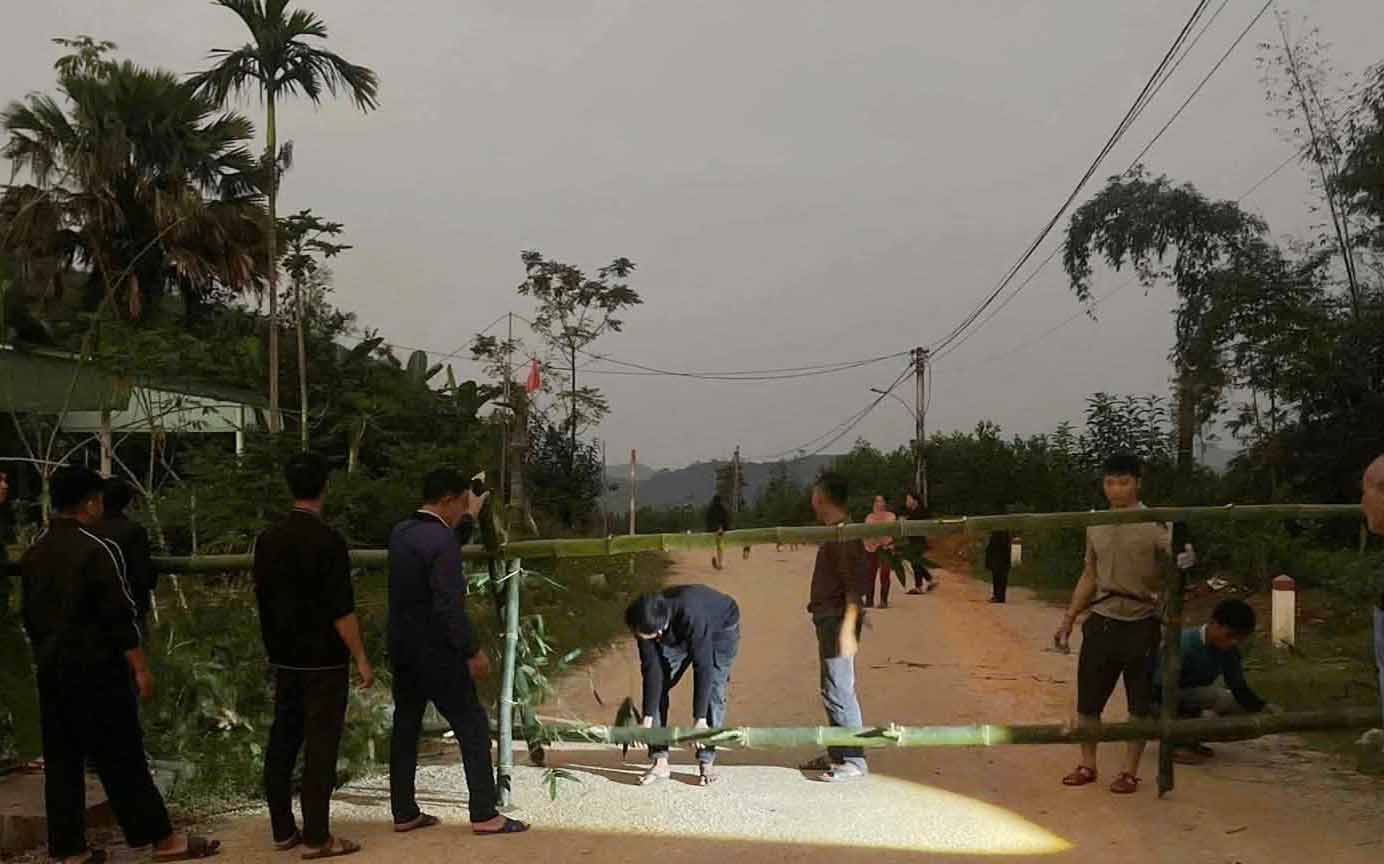 Chinh quyen lap rao chan cam duong phia duoi ngot doi bi nut. Anh: Duc Tuan.