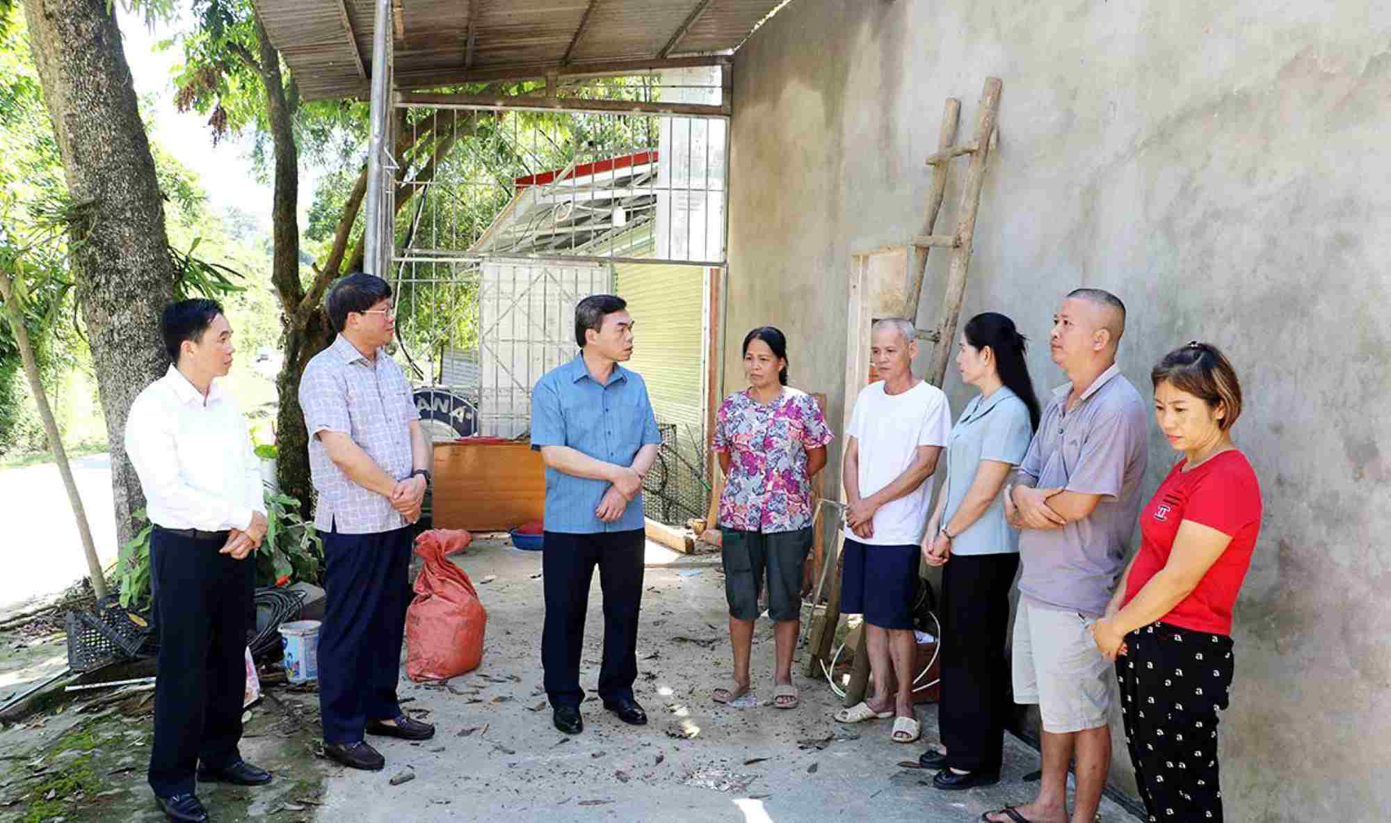 Lideres del Comite del Frente de la Patria de la provincia de Tuyen Quang visitan a las familias afectadas por el impacto de la tormenta numero en la comuna de Bac Me. Foto: Nguyen Truong