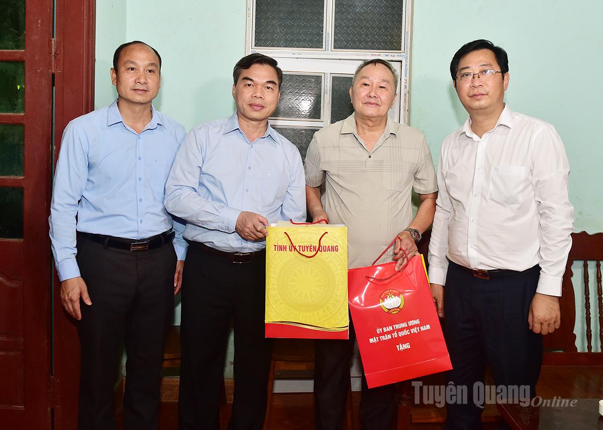 Ong Ma The Hong - Pho Bi thu Tinh uy, Chu tich Uy ban MTTQ Viet Nam tinh Tuyen Quang- (thu hai tu trai sang) va Doan cong tac da den tham hoi, tang qua gia dinh thuong binh Bui Duy Tho, thon Vu Hai Duong. Anh MTTQVN tinh Tuyen Quang