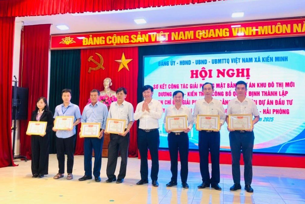 La commune de Kién Minh felicite les collectifs et les individus ayant obtenu des resultats dans le travail de liberation de la mer. Photo : Bureau TTDT de la commune de Kién Minh ville de Hai Phong