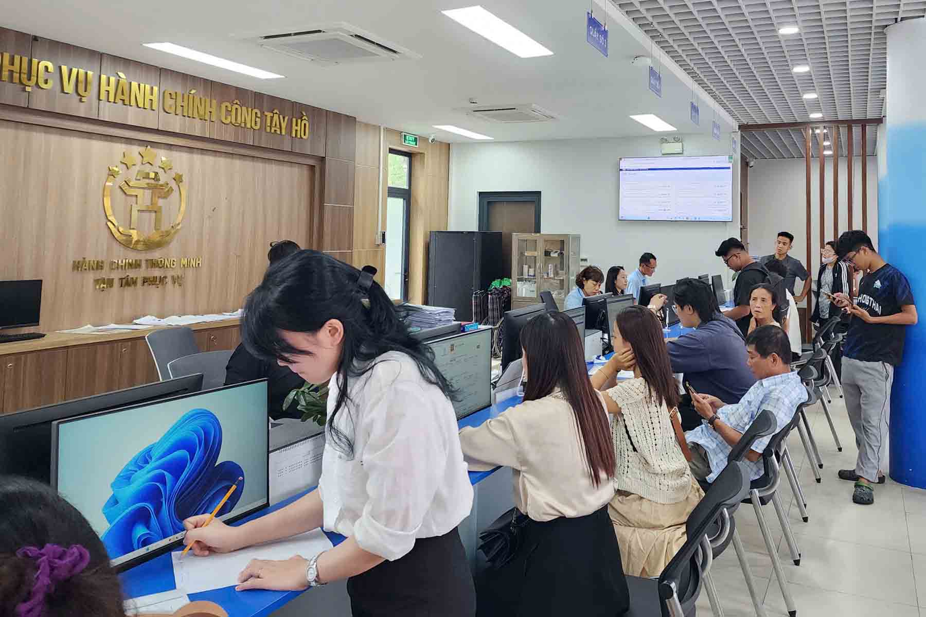 People come to handle administrative procedures at Tay Ho Public Administration Service Point. Photo: Song Huu