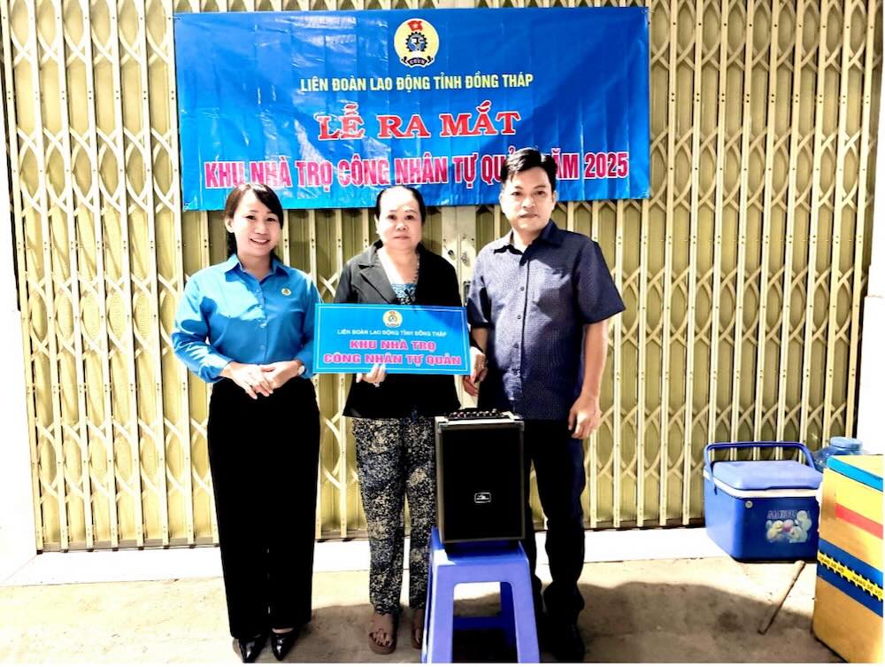 Lanh dao LDLD tinh Dong Thap, UBND xa Tan Huong tang qua cho khu nha tro cong nhan tu quan. Anh: Luu Hung.