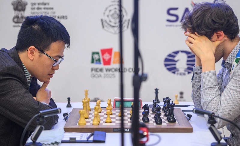 Le Quang Liem (in black shirt) has not been able to win in 2 standard chess matches. Photo: FIDE