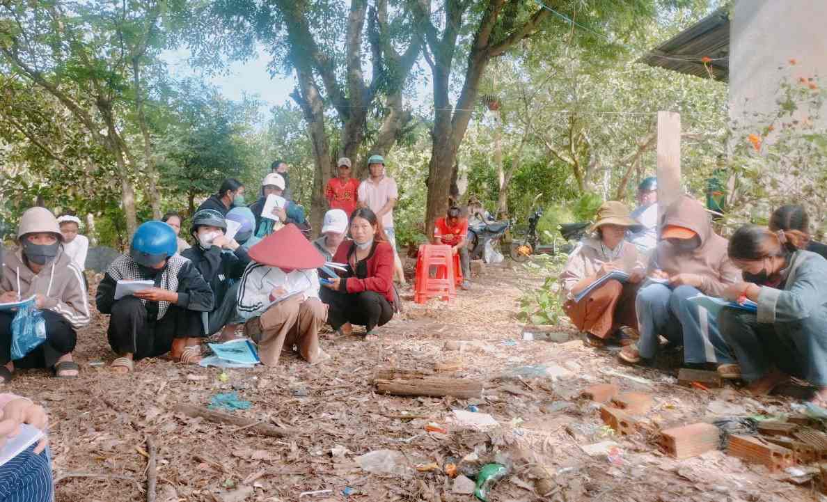 Cac hoc vien ghi chep can than noi dung bai hoc. Anh: Bao Lam