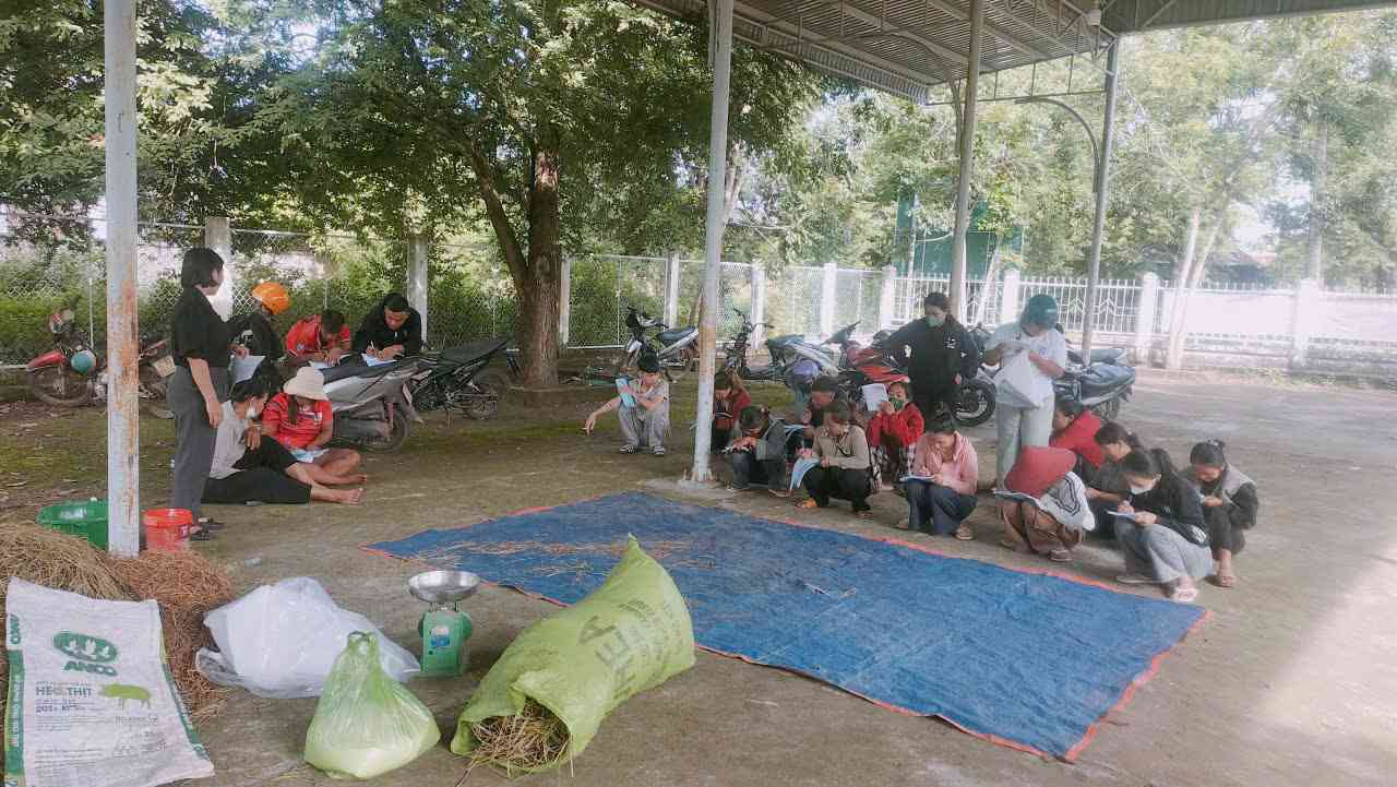 O cac buoi hoc, vat dung de huong dan nghe chan nuoi duoc chuan bi ky luong. Anh: Bao Lam