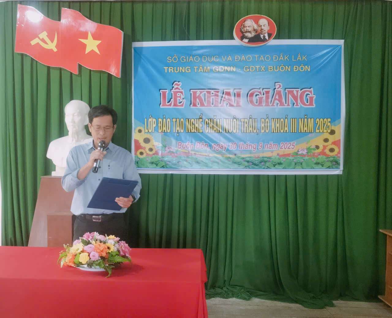 Cac lop dao tao nghe duoc ky vong se giup xoa doi, giam ngheo ben vung cho nguoi dan tren dia ban. Anh: Bao Lam