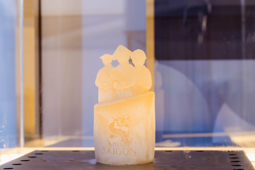 サイゴン ビールから作られたアイコニック ストーン コレクションは、「火起こし者を讃える」賞の 6 つの分野を表しています。写真：SABECO