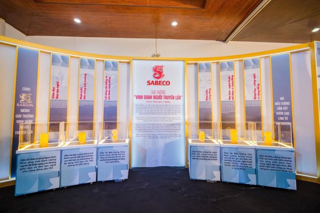 6 vien da bieu tuong cho 6 hang muc Giai thuong Vinh danh nguoi truyen lua trung bay tai hop bao cong bo giai thuong trong khuon kho chien dich ky niem 150 di san cua SABECO vao thang 9.2025. Anh: SABECO