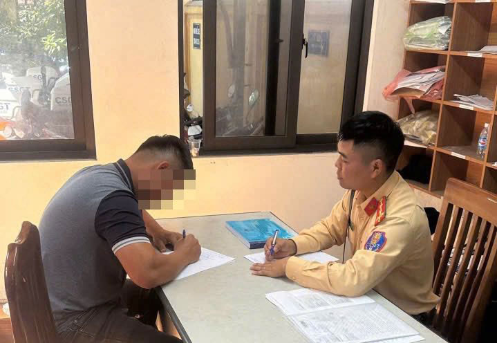 Lực lượng chức năng xử phạt với tài xế T, trong đó trừ 2 điểm giấy phép lái xe với anh này. Ảnh: Cục CSGT