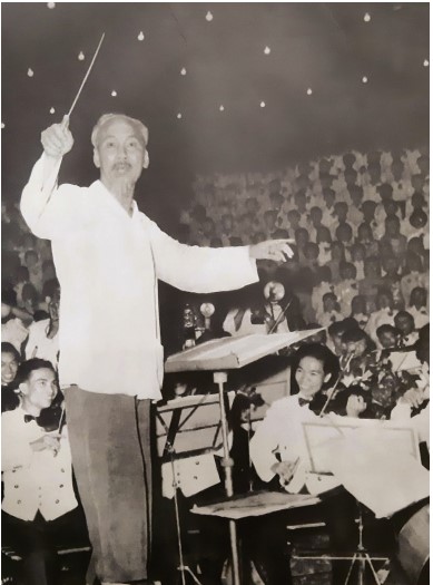 El tio toca el ritmo del canto Ket doan. Foto de archivo