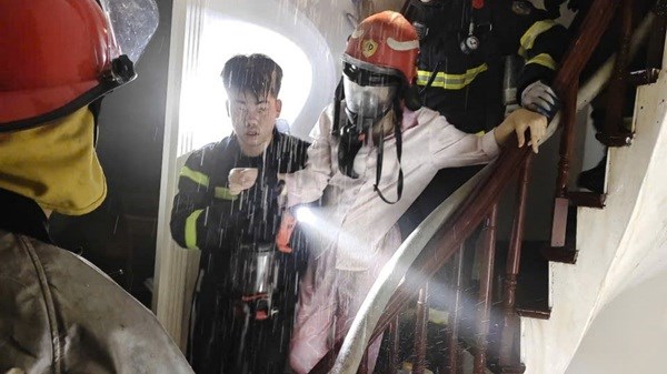 Giải cứu kịp thời người dân mắc kẹt tại đám cháy ở phố Trung Kính