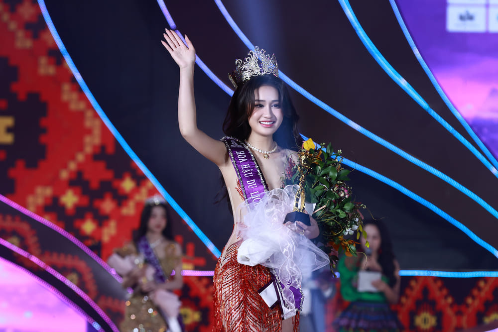 Tan Hoa hau sai buoc day tu tin khi dang quang. Anh: Ban to chuc