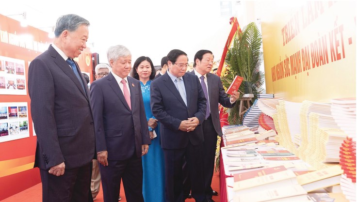 El Secretario General To Lam y los lideres del Partido y el Estado visitan la exposicion de libros en el Primer Congreso de Diputados del Partido el Frente de la Patria y las organizaciones centrales por primera vez mandato 2025-2030. Foto: Hai Nguyen
