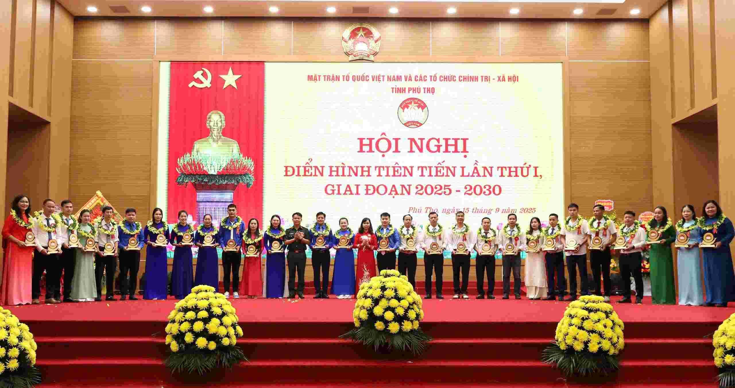 베트남 조국전선 위원회와 푸토성 정치 사회 단체는 2025년부터 2030년까지 제1차 선진 모범 회의를 개최했습니다. 사진: 푸토성 베트남 조국전선