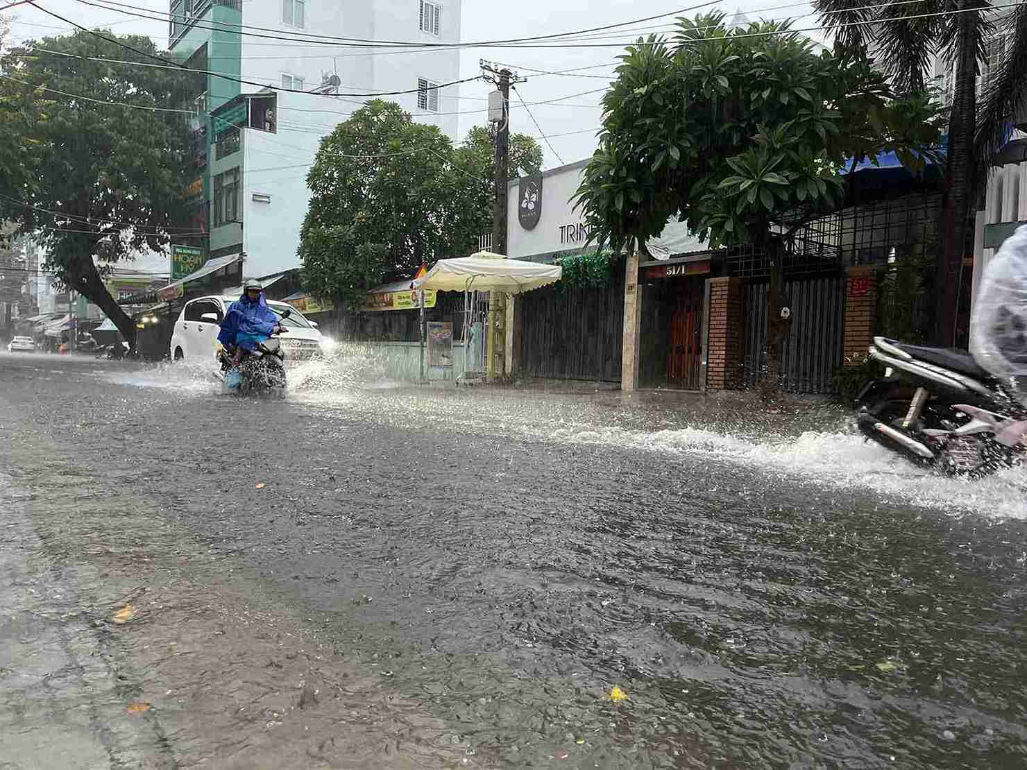 Heavy rain is still occurring in Nha Trang, Khanh Hoa province, causing flooding on many roads. Photo: Huu Long