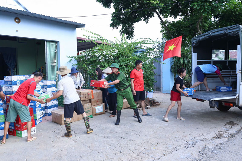 Van chuyen nhu yeu pham ho tro dong bao bi thiet hai do bao lu. Anh: Ha Anh