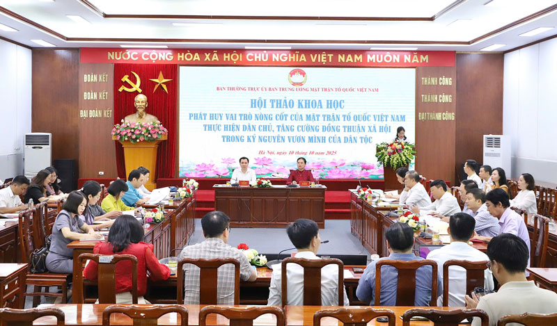 Ngay 10.10, tai Ha Noi, Ban Thuong truc Uy ban Trung uong MTTQ Viet Nam to chuc Hoi thao khoa hoc “Phat huy vai tro nong cot cua MTTQ Viet Nam trong thuc hien dan chu, tang cuong dong thuan xa hoi trong ky nguyen vuon minh cua dan toc”. Ba Ha Thi Nga, Uy vien Trung uong Dang, Pho Chu tich Uy ban Trung uong MTTQ Viet Nam; ong Vu Van Tien, Uy vien Doan Chu tich, Truong Ban Tuyen giao Uy ban Trung uong MTTQ Viet Nam chu tri Hoi thao. Anh: Quang Vinh