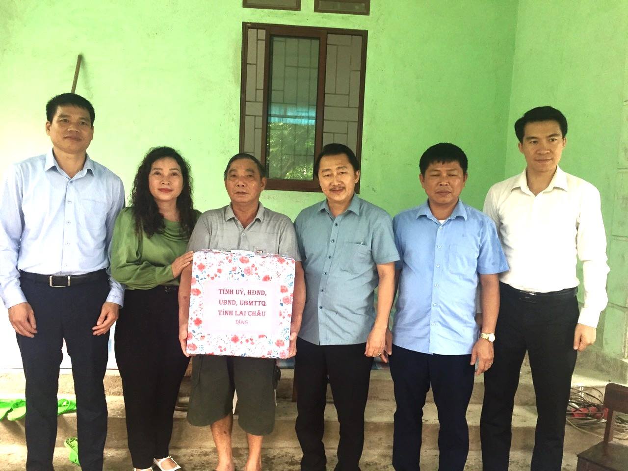 El Presidente del Comite del Frente de la Patria de Vietnam de la provincia de Lai Chau Sung A Ho visita y entrega regalos a los veteranos de guerra y familias de martires en el Dia de los Veteranos de Guerra y Martires. Foto: Nguyen Toan