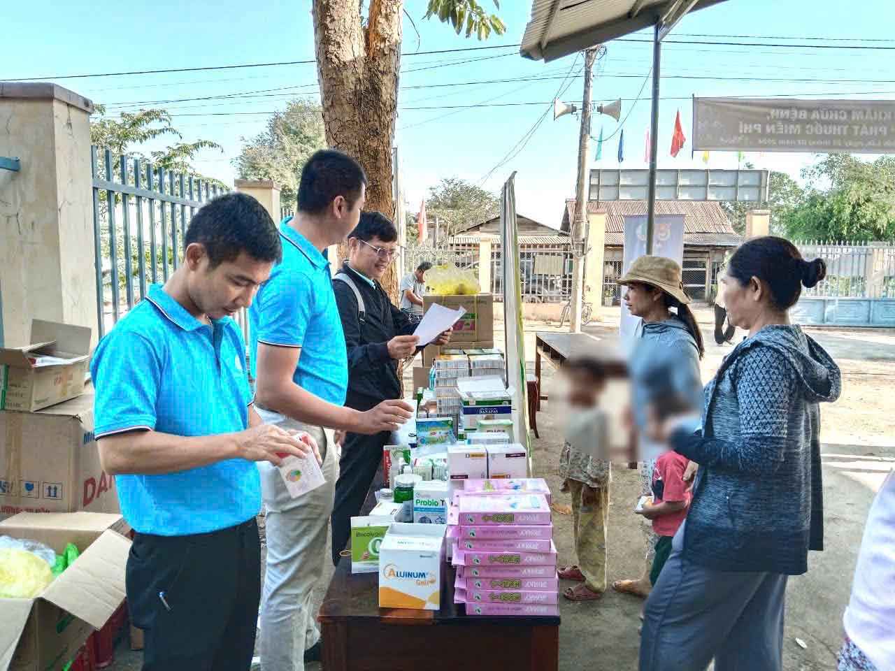 Phu nu va tre em xa Buon Don duoc huong dan tiem phong vaccine, cham soc suc khoe. Anh: Bao Lam