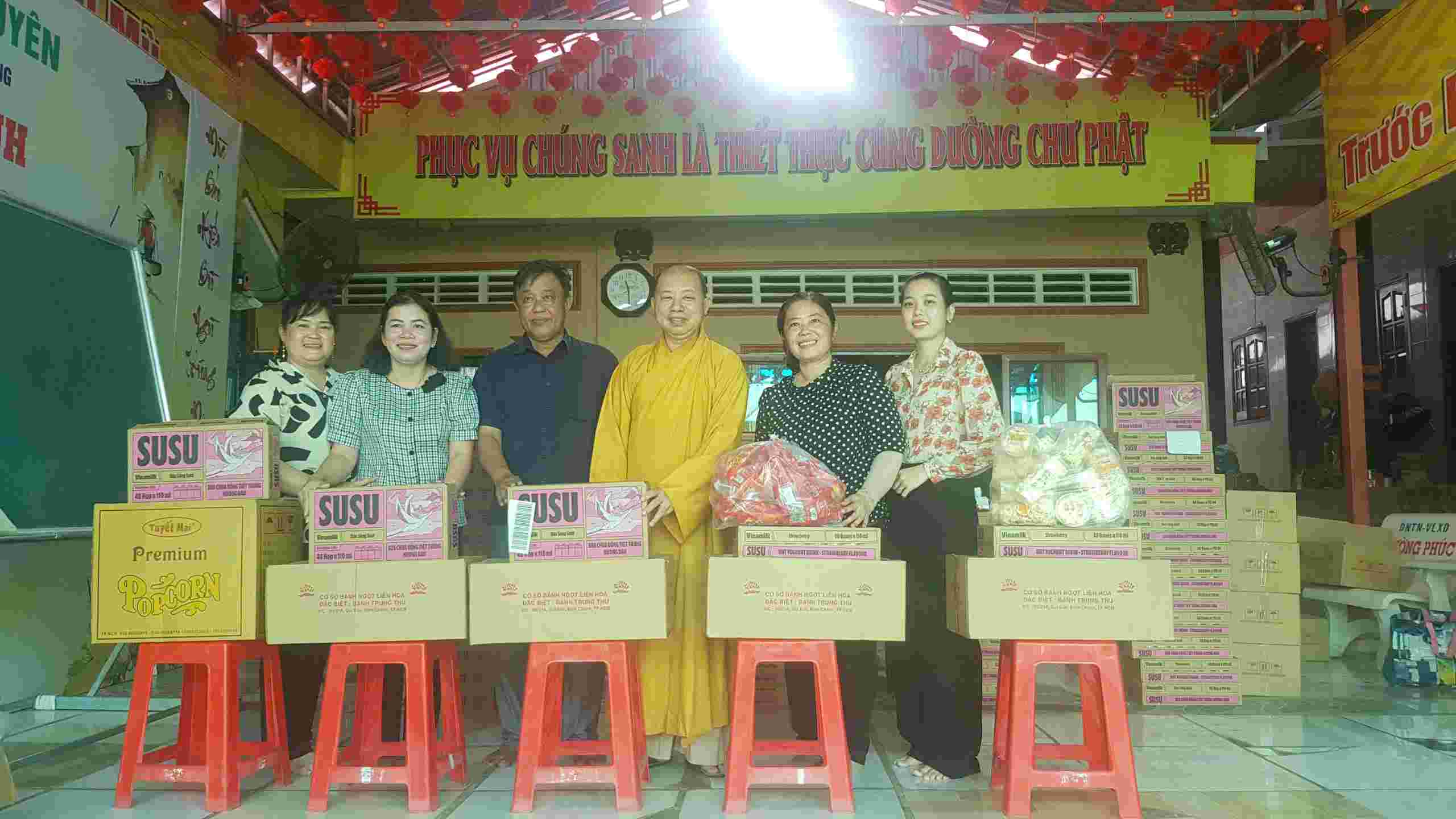 Tang qua cho gia dinh kho khan, gop phan on dinh doi song. Anh: Hoang Loc