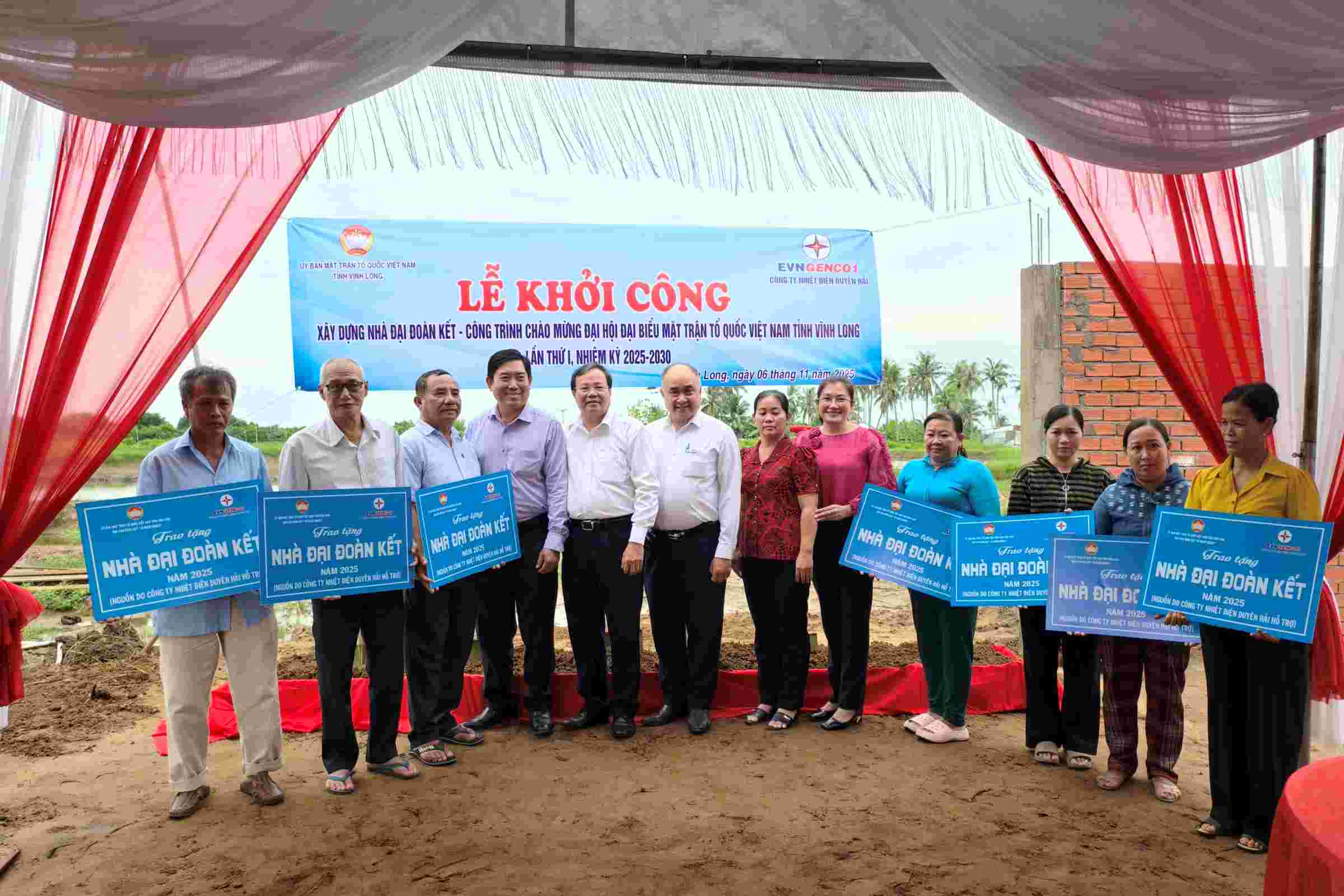 Inicio de la construccion de una casa de gran unidad para hogares desfavorecidos para celebrar el I Congreso del Frente de la Patria de la provincia de Vinh Long mandato 2025 - 2030. Foto: Hoang Loc