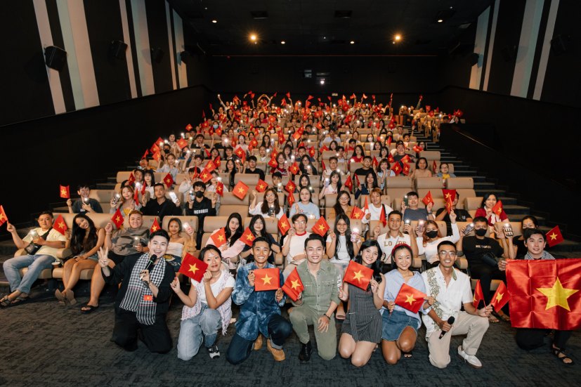 映画「Dia dao: Mat troi trong bong toi」の俳優たちが、ホーチミン市の映画館で観客と交流しています。写真:プロデューサー