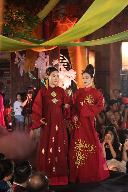 Phong cach dan gian duong dai ma anh theo duoi suot nhieu nam da tao nen mot ngon ngu thiet ke rieng biet: truyen thong nhung khong cu, hien dai nhung khong mat goc, sang trong nhung khong pho truong.