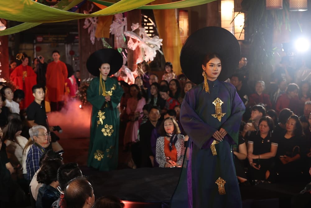 Va su xuat hien cua NTK David Minh Duc trong “Hanh trinh 30 nam ton vinh di san ao dai Viet Nam” chinh la loi khang dinh manh me nhat rang di san ao dai Viet Nam se con tiep tuc duoc gin giu va thang hoa, qua ban tay cua nhung nguoi nghe si tan tuy nhu anh. Anh: Nhan vat cung cap