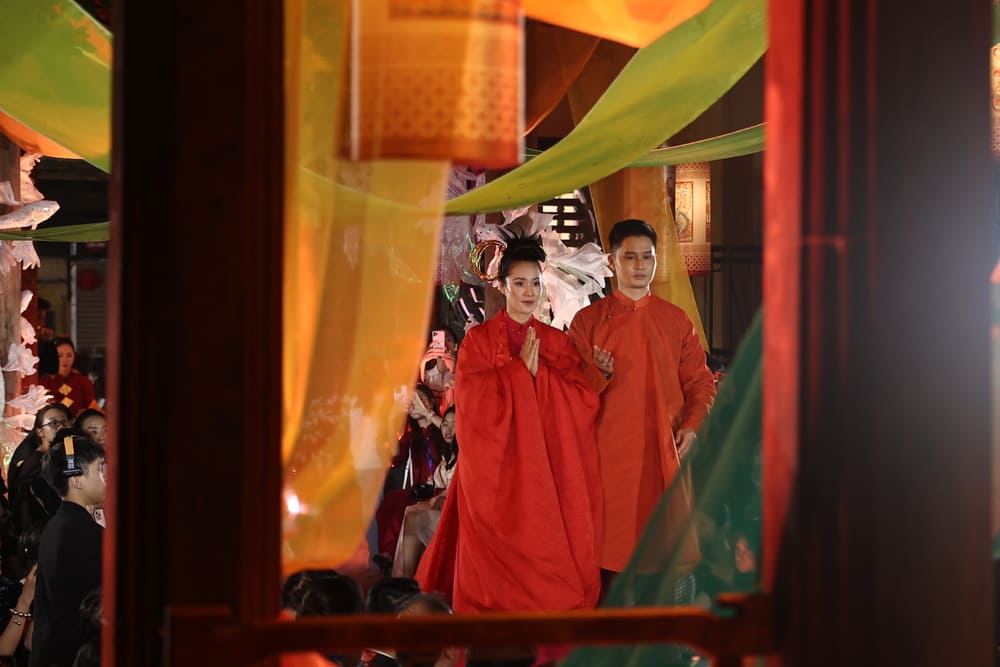 Chuong trinh “Hanh trinh 30 nam ton vinh di san ao dai Viet Nam” duoc to chuc tai khong gian pho co Ha Noi, bieu tuong cua giao thoa van hoa, la noi luu giu ky uc va kien truc xua.  Anh: Nhan vat cung cap