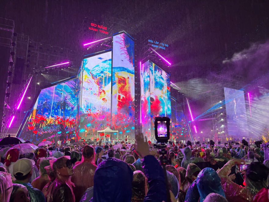 On the evening of August 26, despite heavy rain, thousands of audiences still went to the National Exhibition Center (Dong Anh, Hanoi) to enjoy the concert "Vietnam in Me". Photo: Huyen Chi