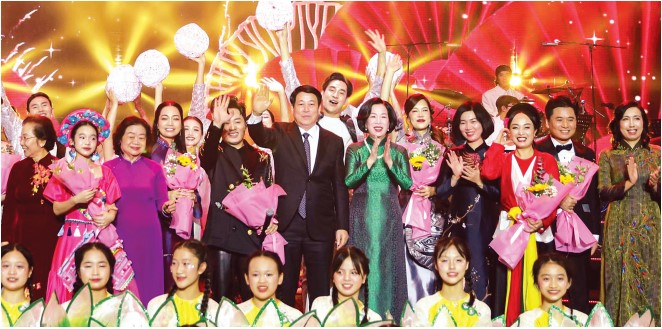 El miembro del Buro Politico el Presidente Luong Cuong y su esposa entregan flores para felicitar a los artistas que participan en el Programa de Intercambio Artistico 'Xuan Que huong' 2025. Foto: Oficina del Presidente del Estado