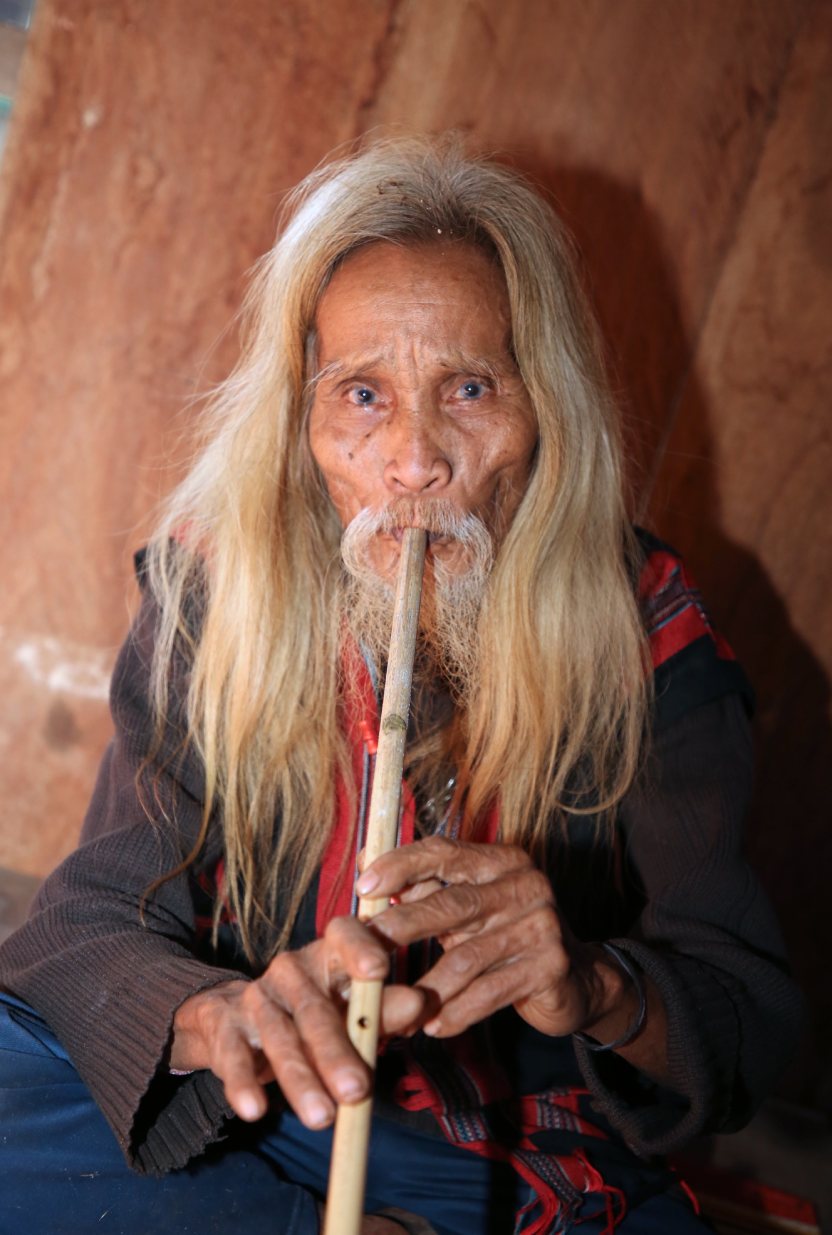 El anciano de la aldea Ho Ai con caracteristicas tradicionales en medio de las montañas y bosques de Truong Son. Foto: Cong Sang