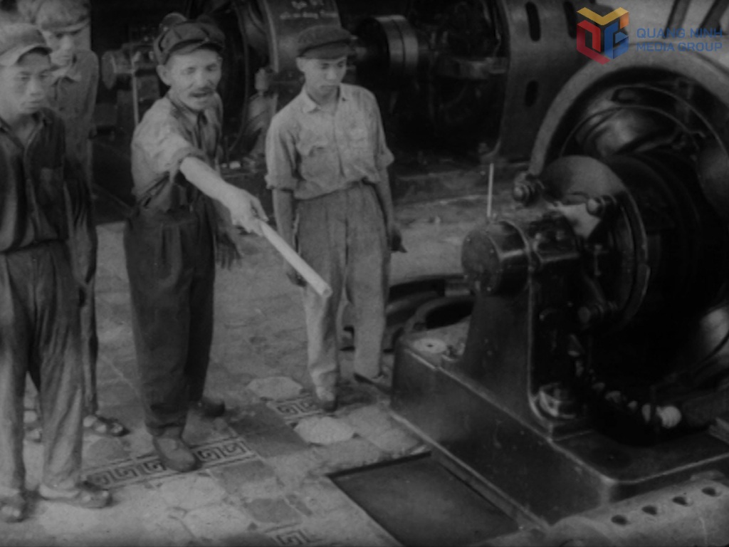 nh hung Lao dong dau tien cua vung mo, Le Van Hien (thu hai tu trai sang). Nguoi da khoi phuc toan bo he thong dien mot chieu cho cac xe  dien keo than o Cua Ong do Chu mo Phap pha hong truoc rut ve nuoc,  nam 1955 Anh: phim “Vung mo con nguoi va lich su” 