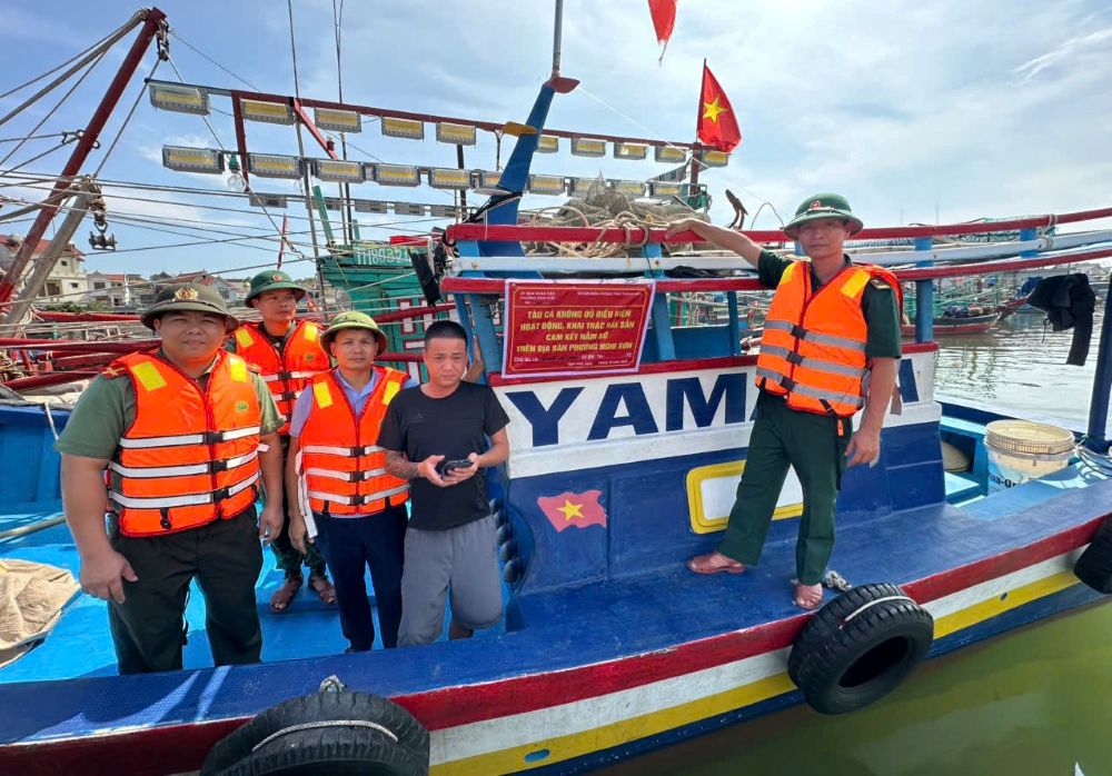 Cong an phuong Nghi Son, tinh Thanh Hoa tuyen truyen, van dong chu tau ca khong xuat ben khi khong du dieu kien khai thac. Anh: Cong an Thanh Hoa